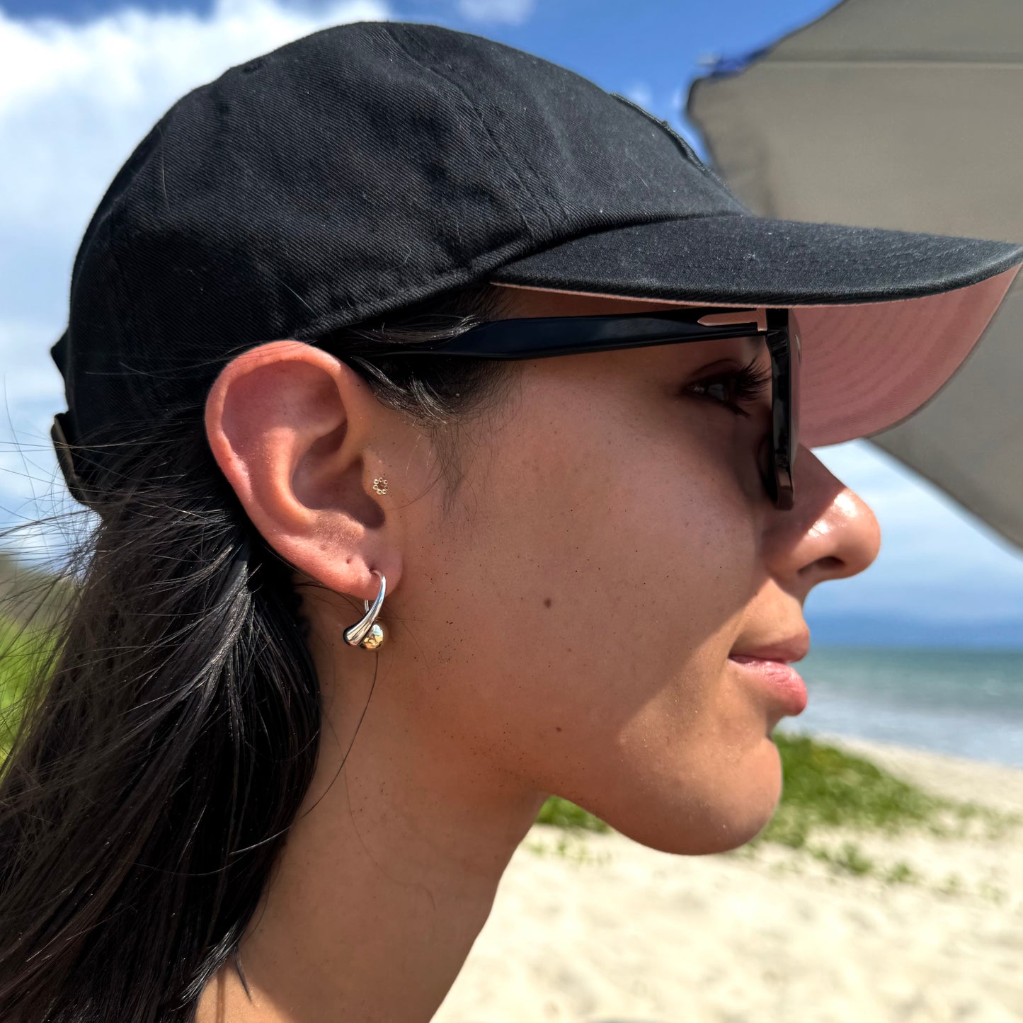 Aretes dorados con esfera plata