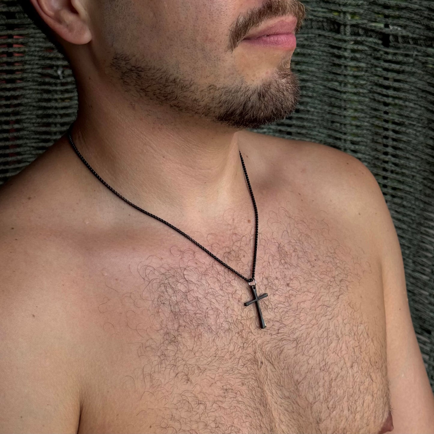 Cadena negra con dije de cruz negra
