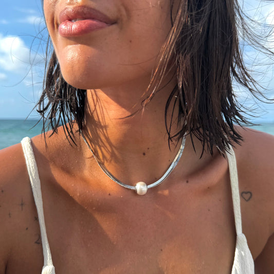 Collar plateado doble con tipo perla
