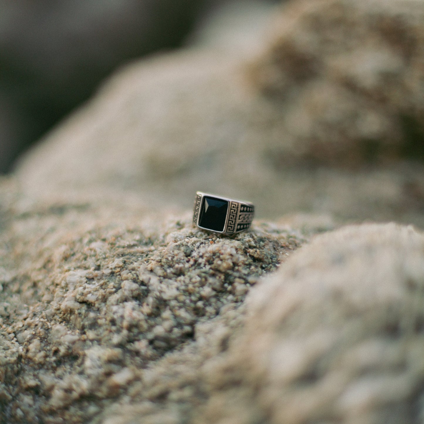Anillo con piedra cuadrada y grecas con puntos a los laterales