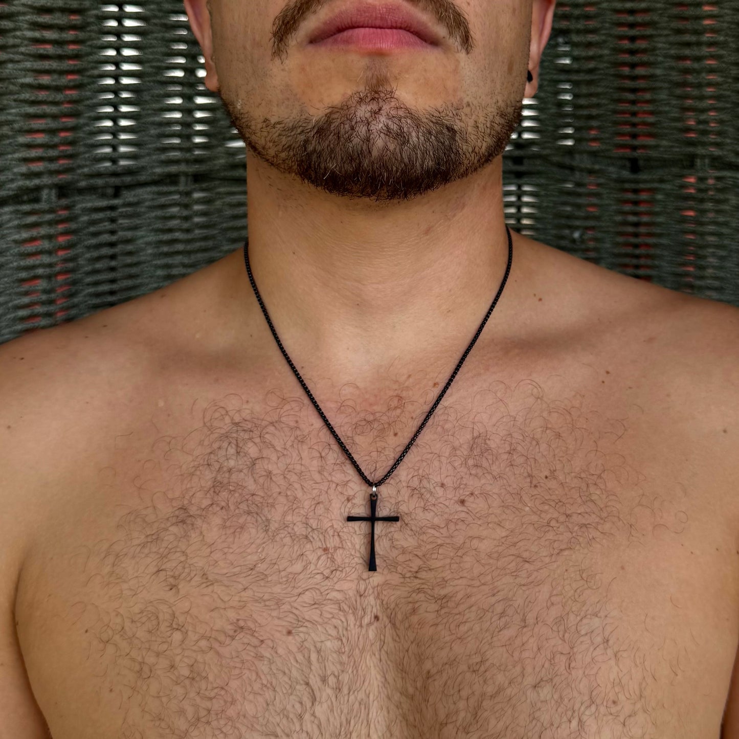 Cadena negra con dije de cruz negra