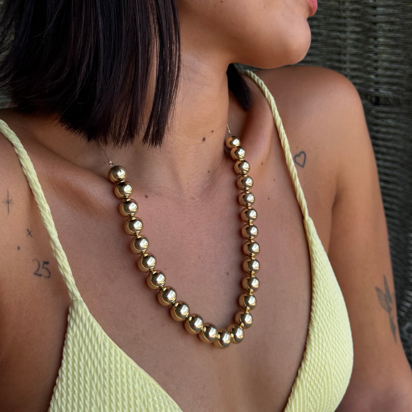 Collar ajustable con diseño de bolitas