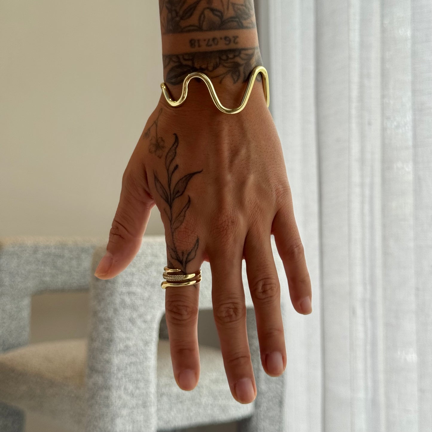 Brazalete abierto con ondas
