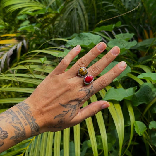 Anillo con piedra roja y café