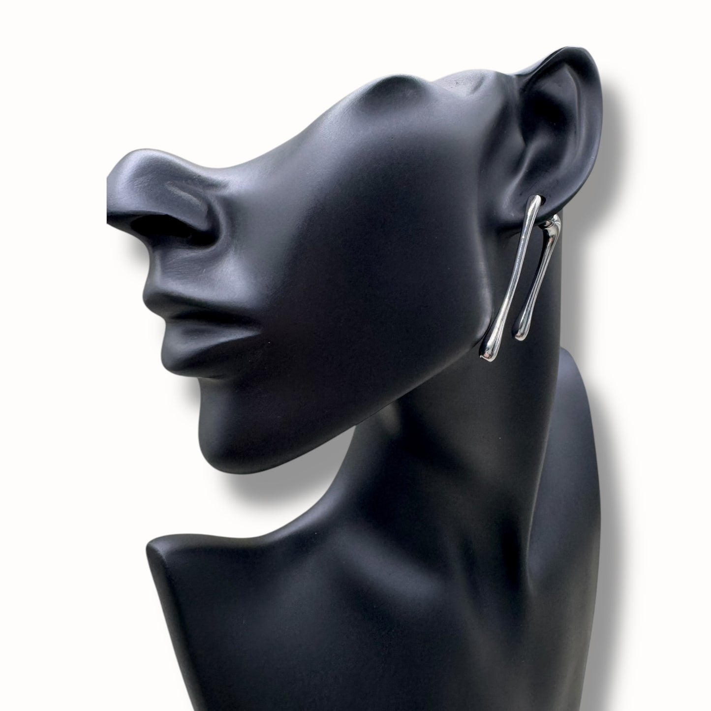 Aretes alargados con forma de gota estilizada