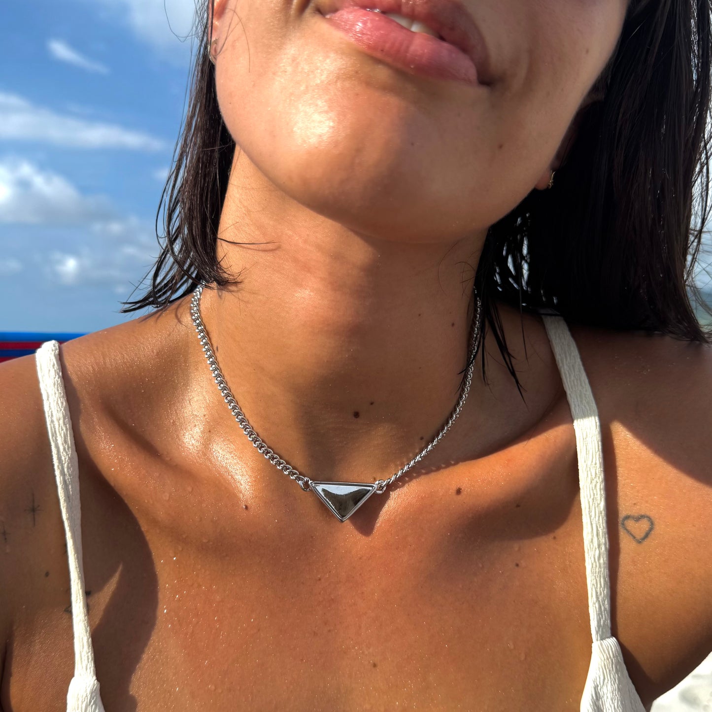 Collar con dije de triángulo
