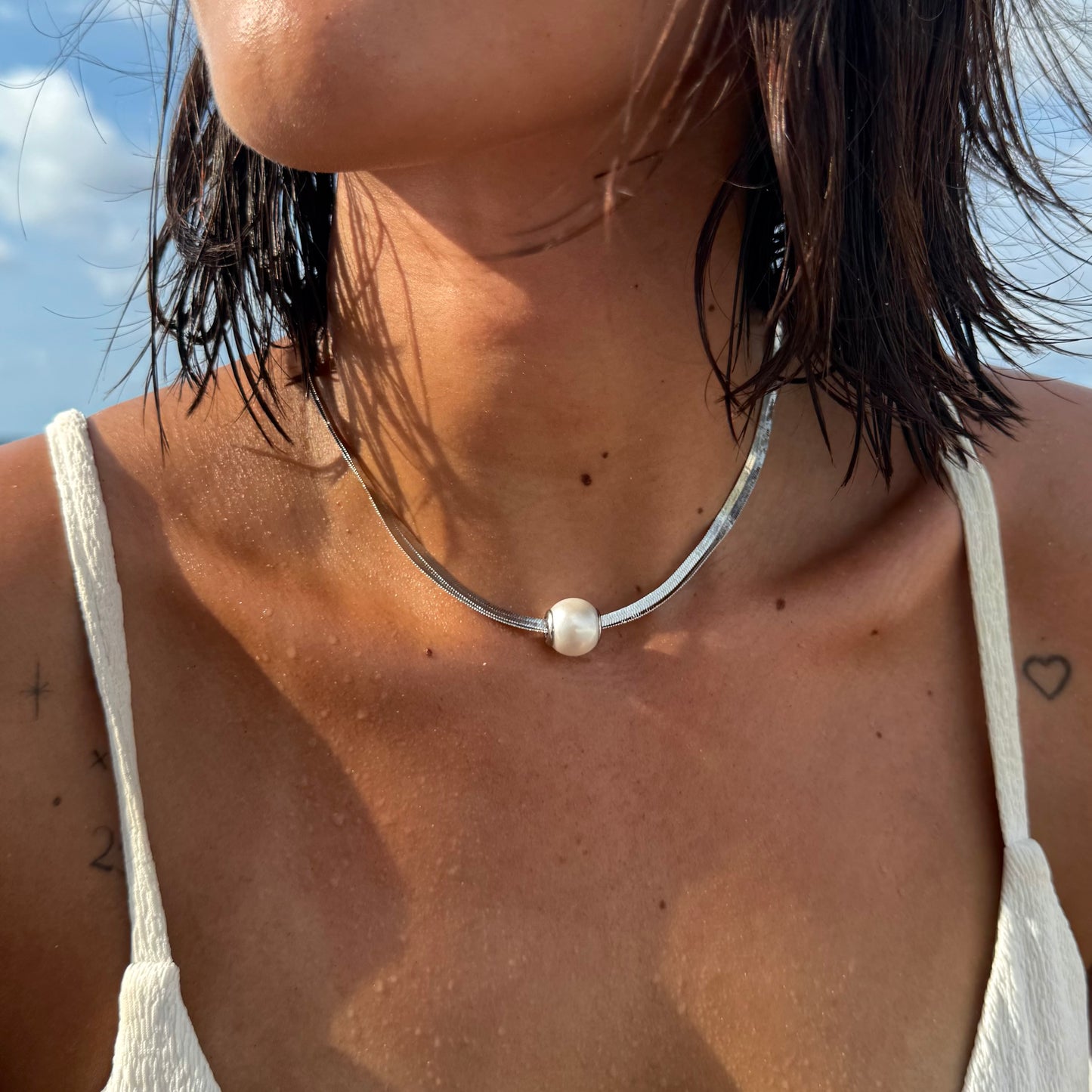 Collar plateado doble con tipo perla