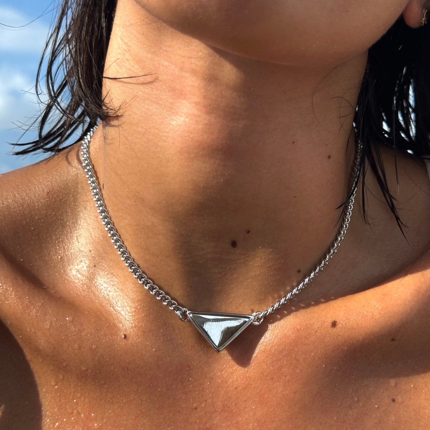 Collar con dije de triángulo