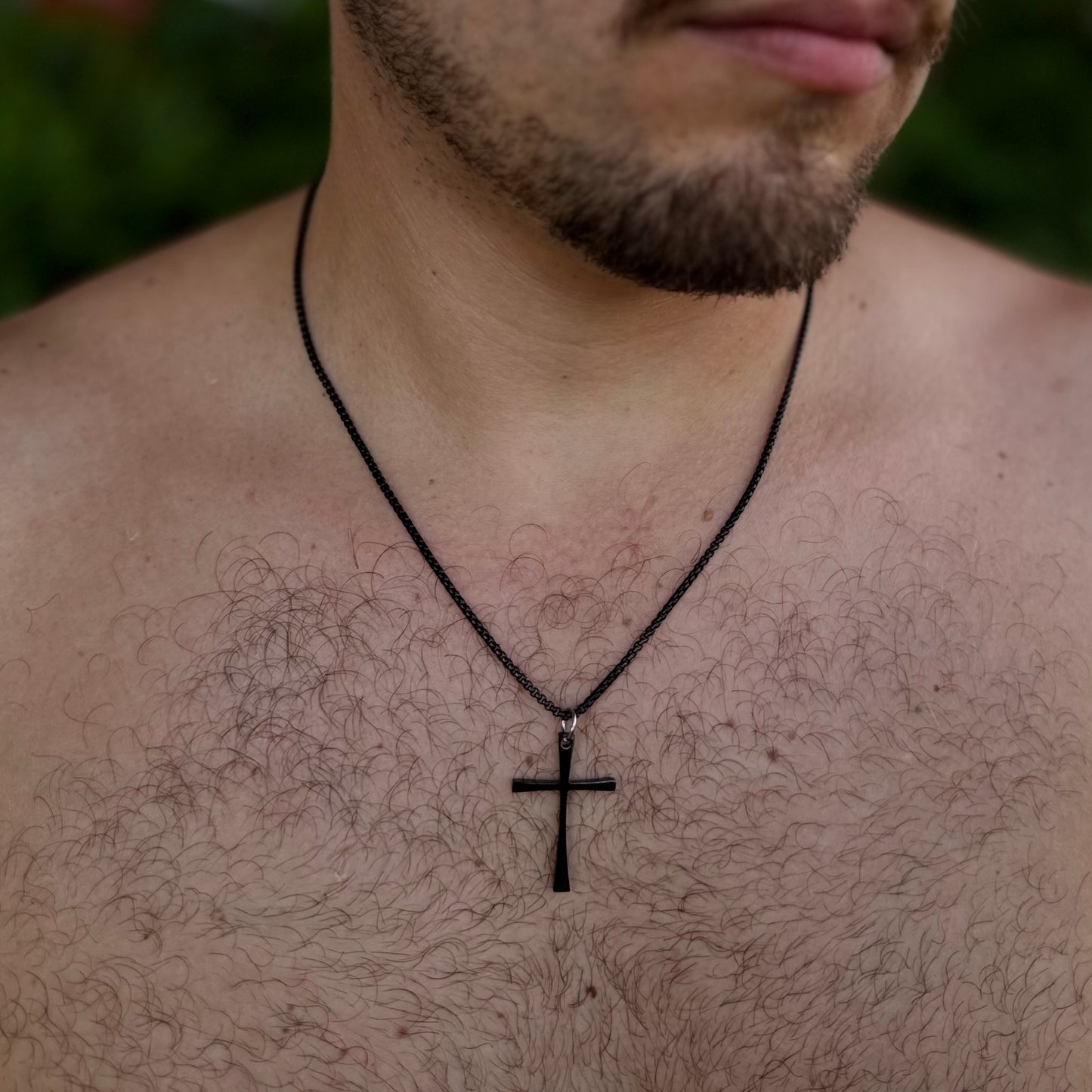 Cadena negra con dije de cruz negra