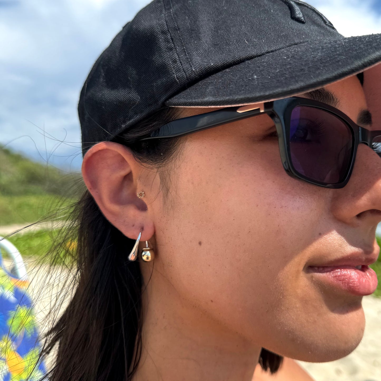 Aretes dorados con esfera plata