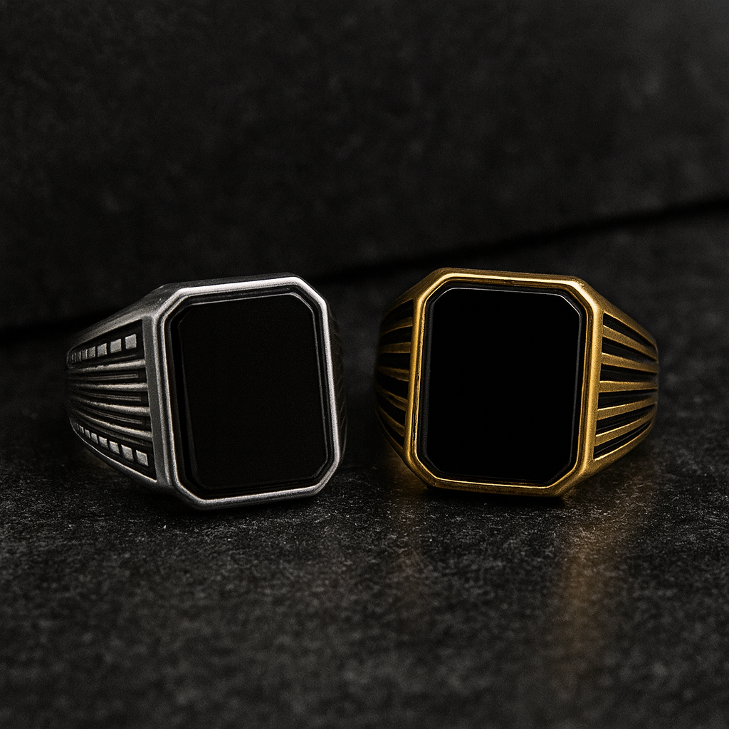 Anillo con piedra cuadrada negra y líneas laterales