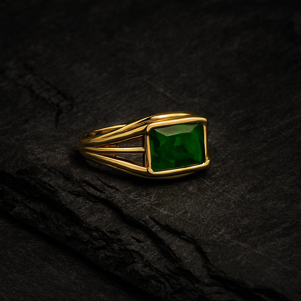 Anillo con diseño de barras sujetando una piedra verde.