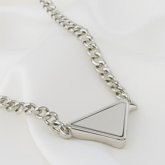 Collar con dije de triángulo