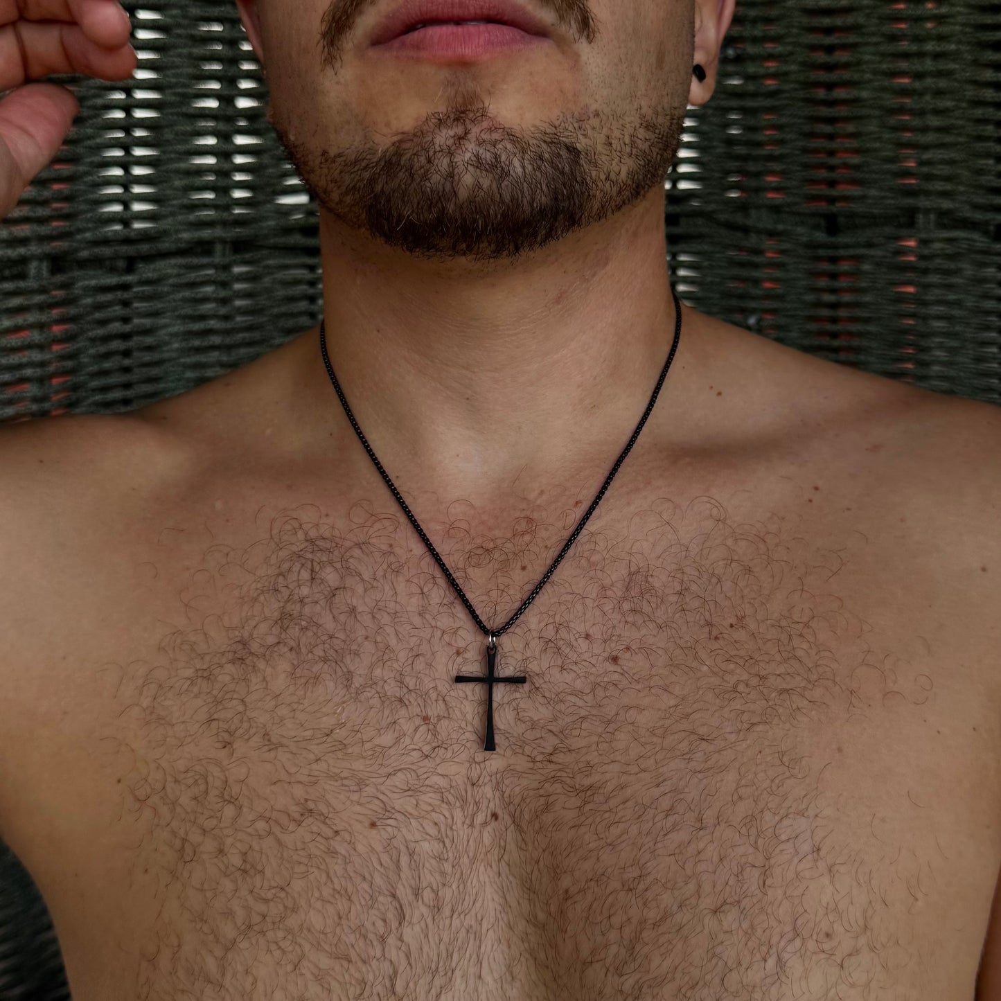 Cadena negra con dije de cruz negra