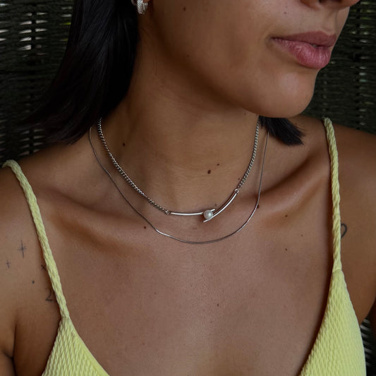 Collar plateado con barra curva y tipo perla