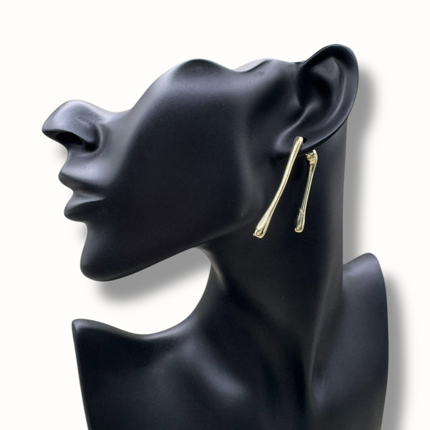 Aretes alargados con forma de gota estilizada