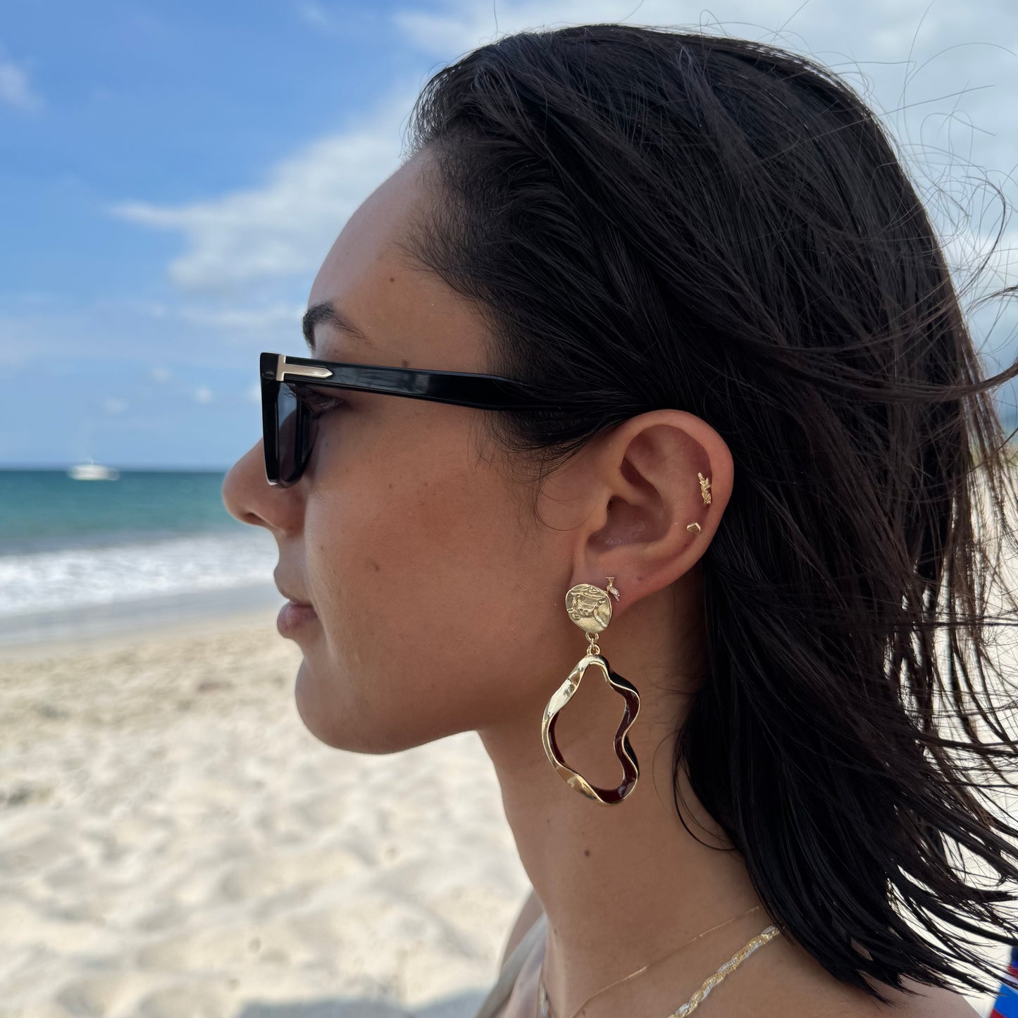 Aretes ondulados dorados