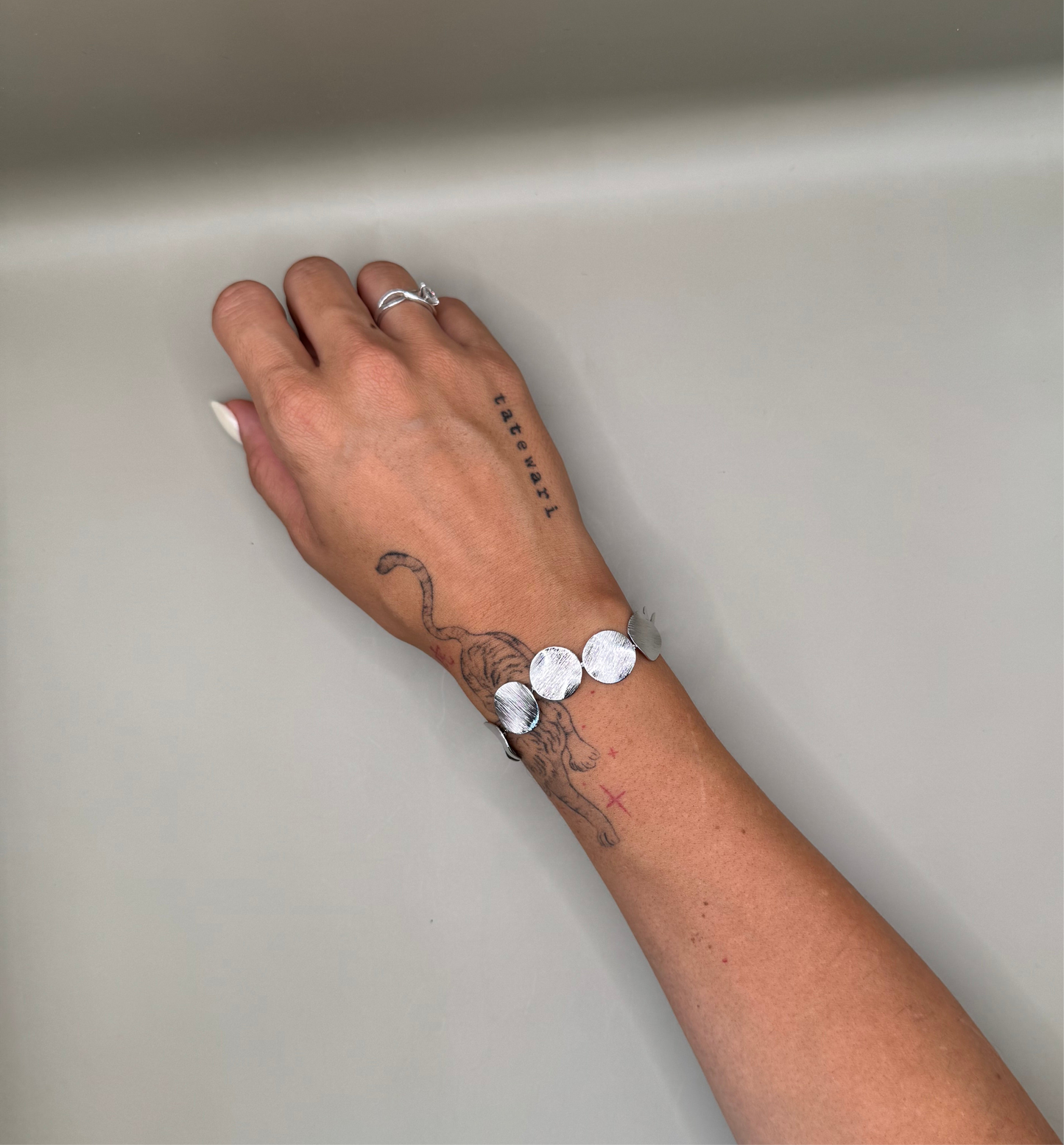 Pulsera de círculos texturizados
