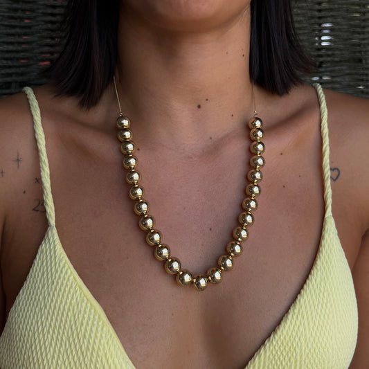 Collar ajustable con diseño de bolitas