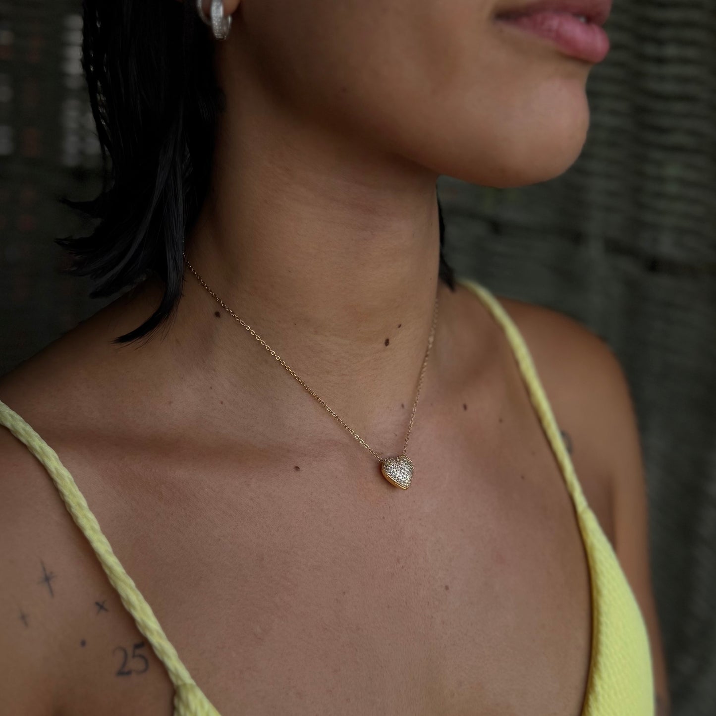Gargantilla con dije de corazón y piedra de circonia