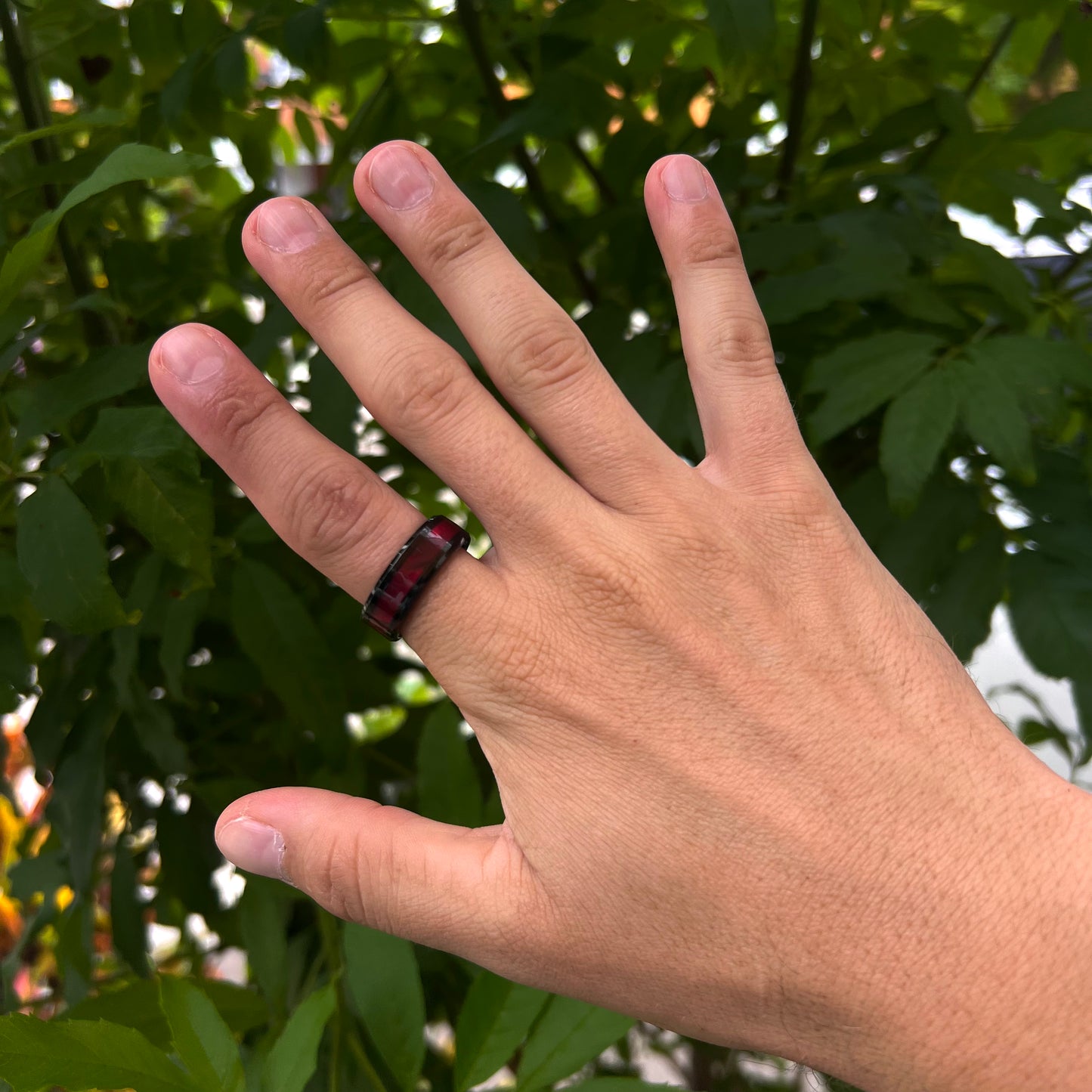 Anillo argolla con diseño de franja roja
