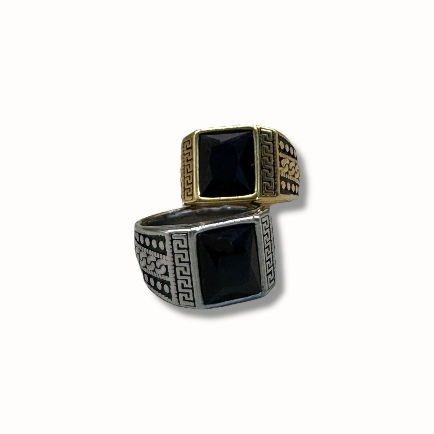 Anillo con piedra cuadrada y grecas con puntos a los laterales