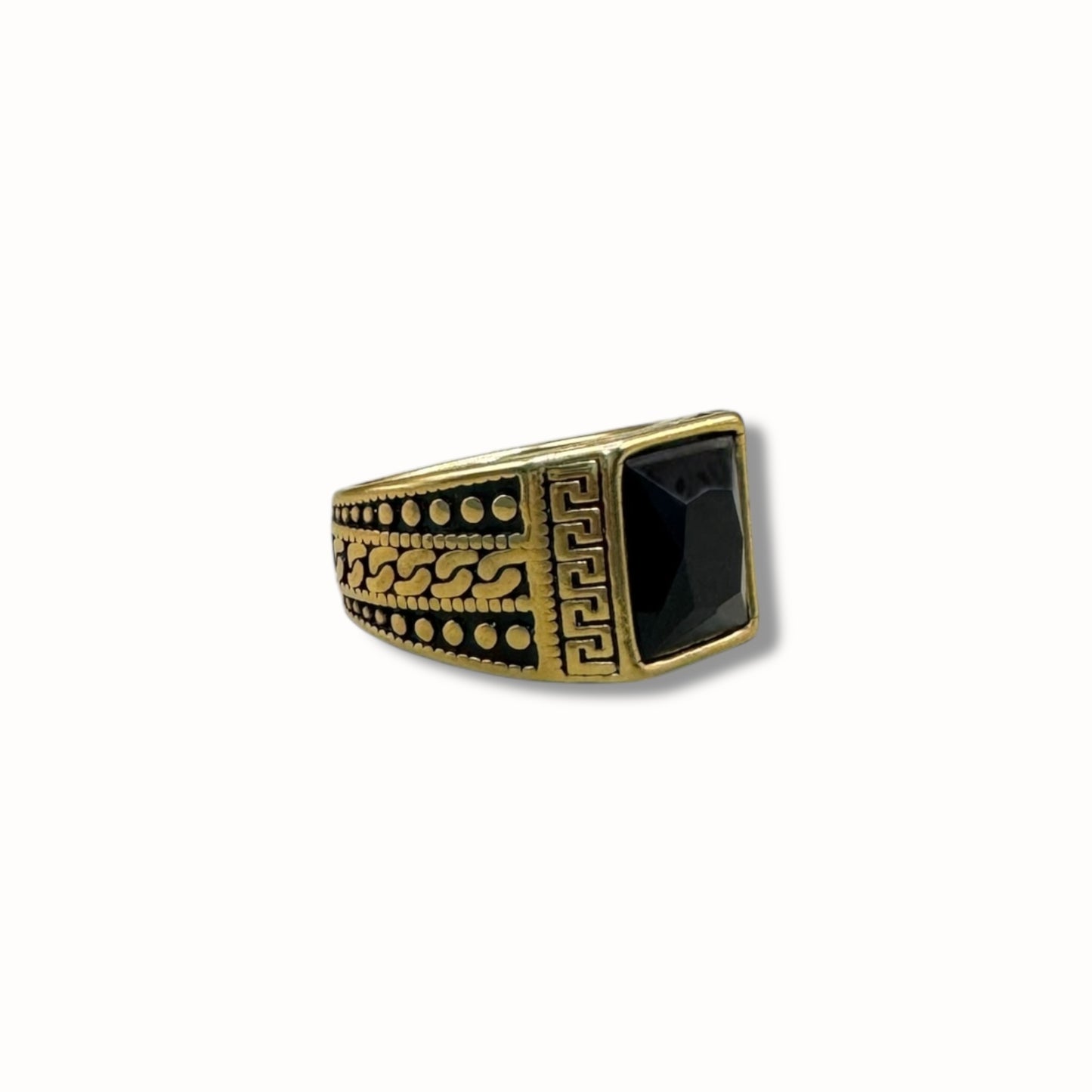 Anillo con piedra cuadrada y grecas con puntos a los laterales