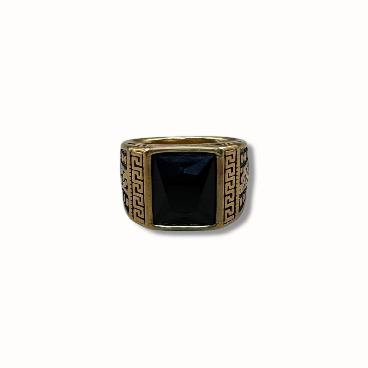 Anillo con piedra cuadrada y grecas con puntos a los laterales