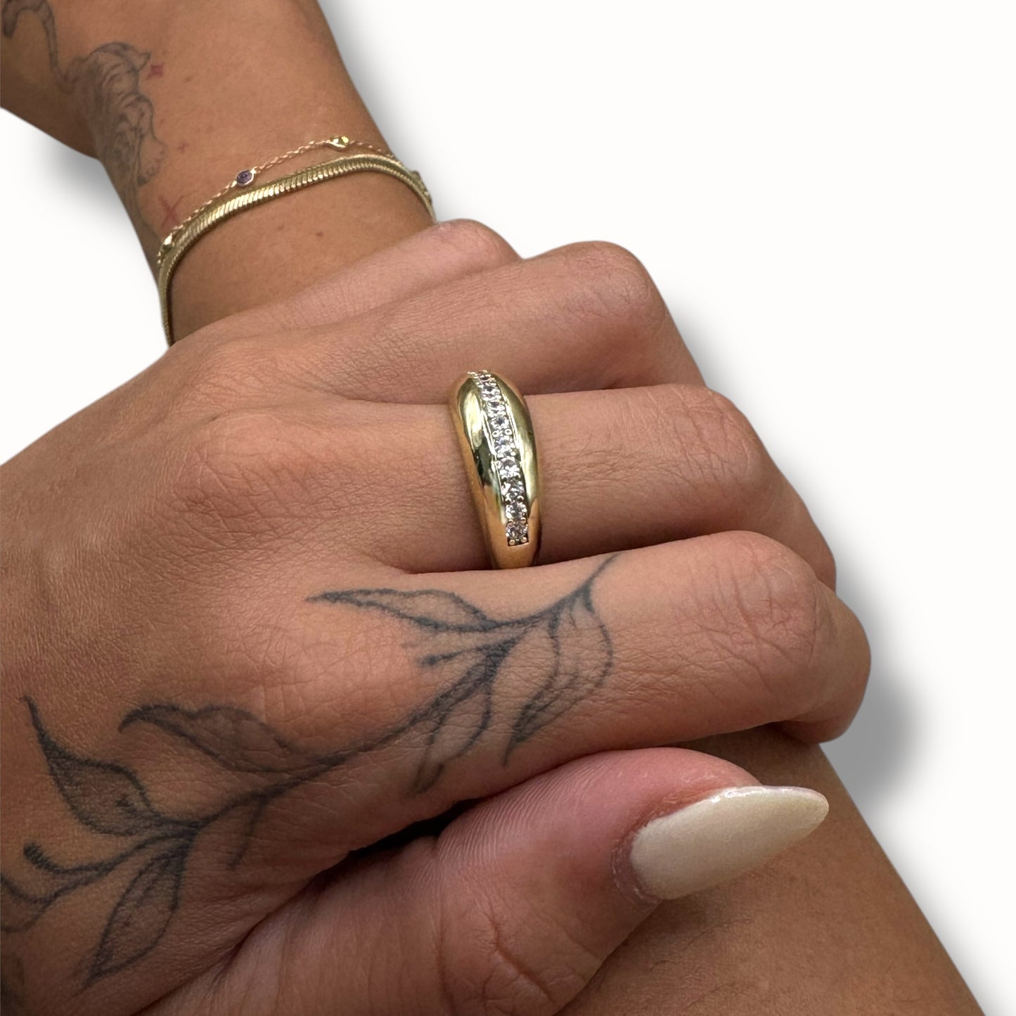 Anillo curvo con zirconias
