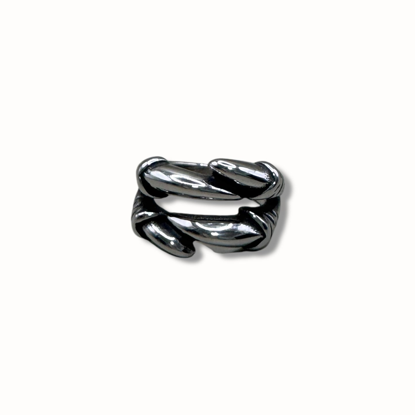 Anillo con diseño de garra