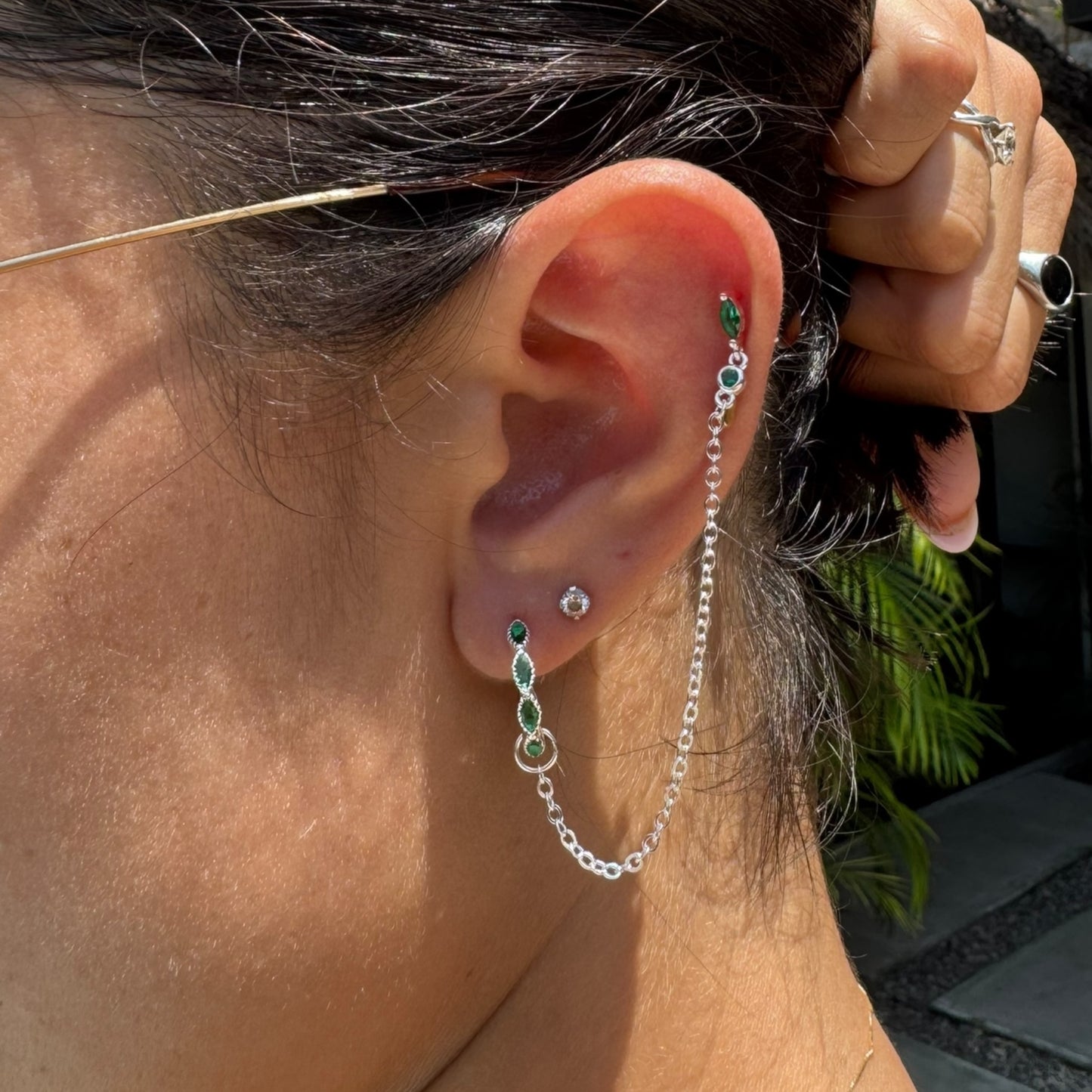 Arete huggie doble con piedra