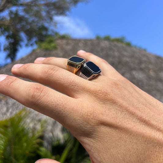 Anillo con piedra cuadrada negra y líneas laterales
