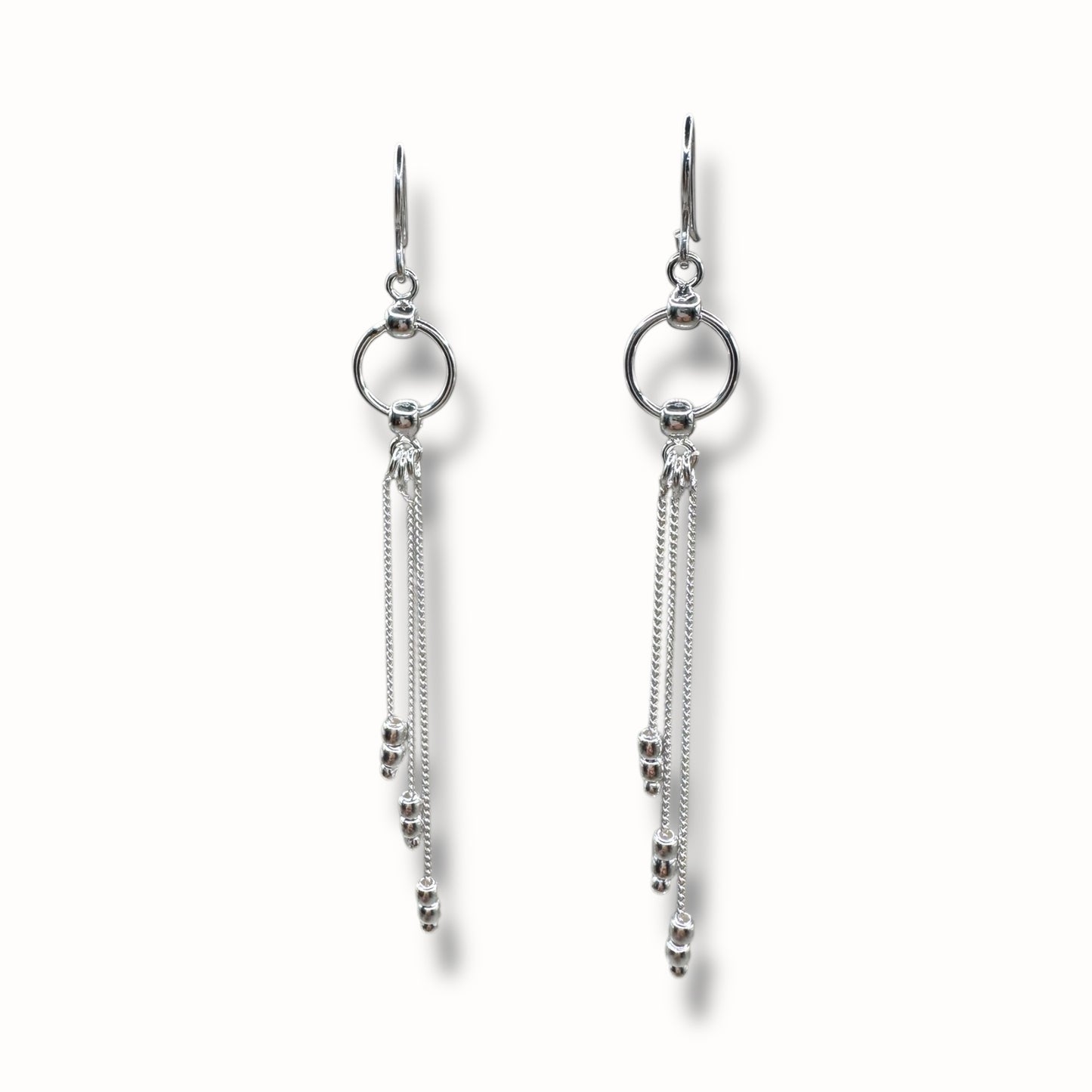 Aretes largos de plata con cadenas finas y esferas colgantes