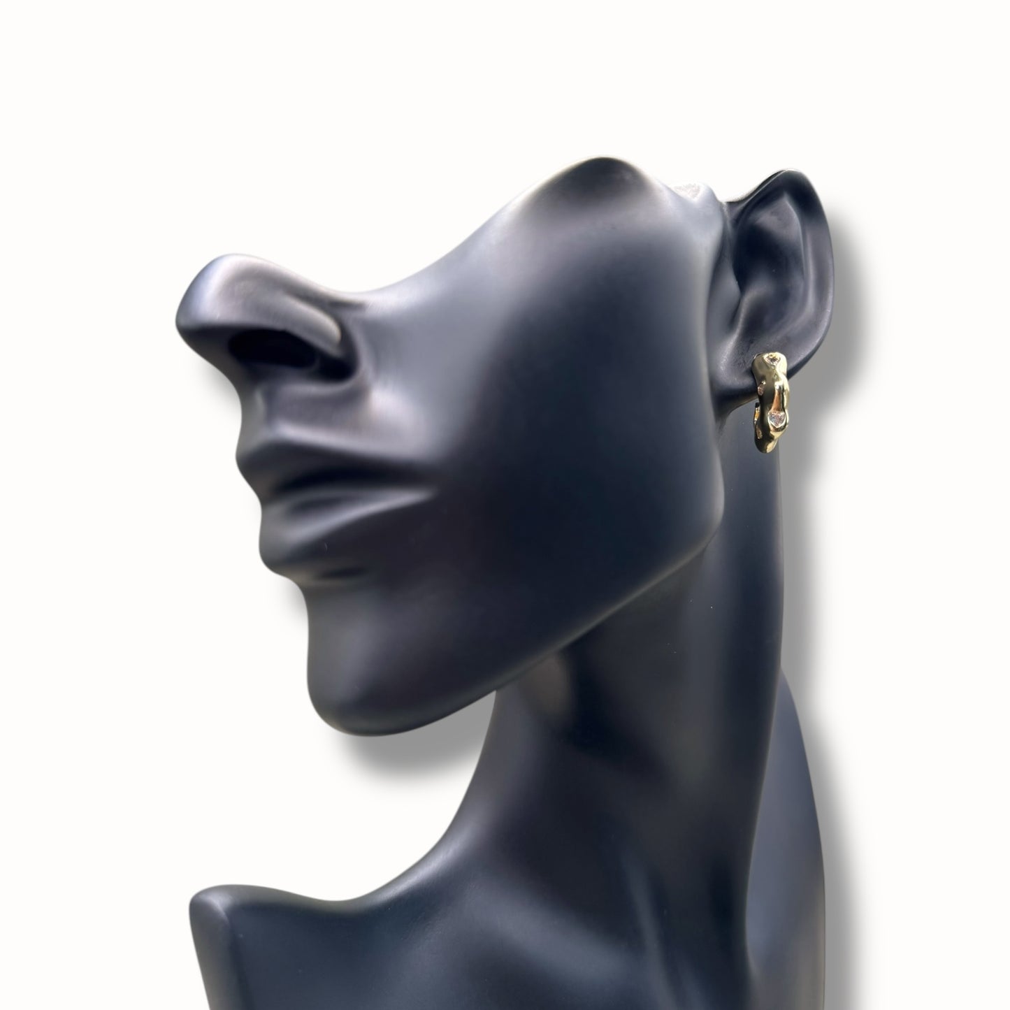 Arete con piedras blancas en forma de corazón
