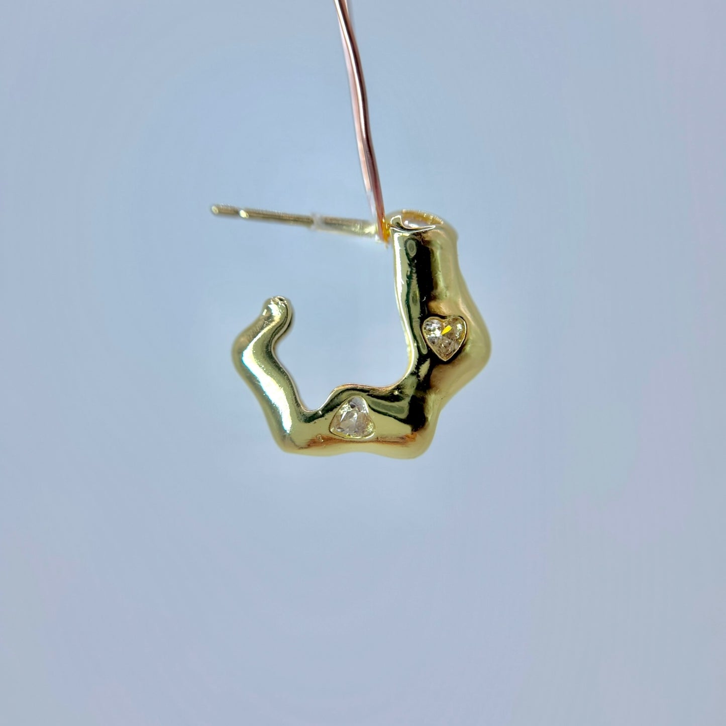 Arete con piedras blancas en forma de corazón