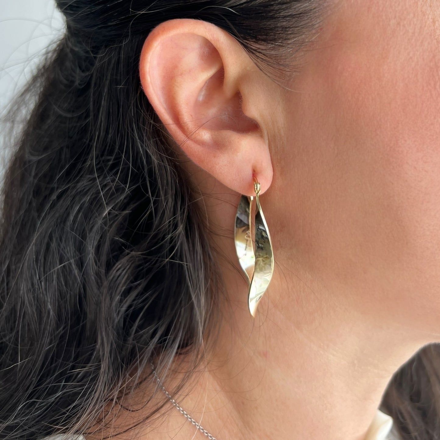 Arete arracada con diseño moderno ondulado