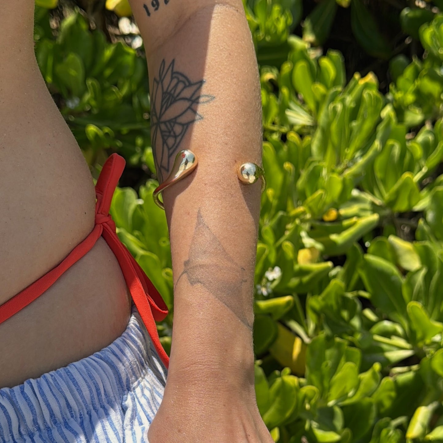 Brazalete ajustable con diseño de gotas