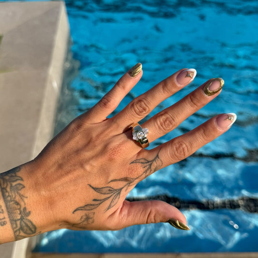 Anillo con zirconia central en gota