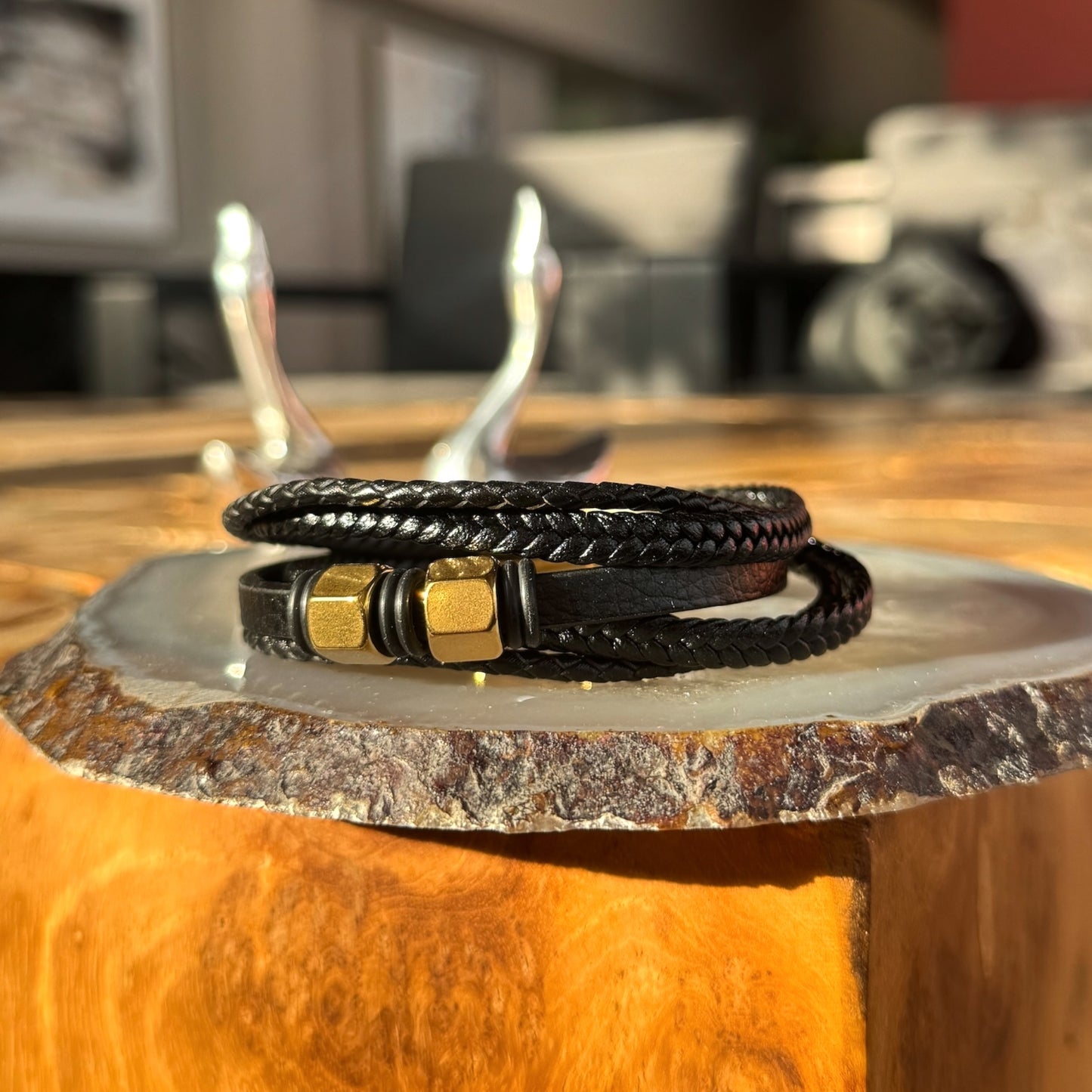 Pulsera en piel con placas