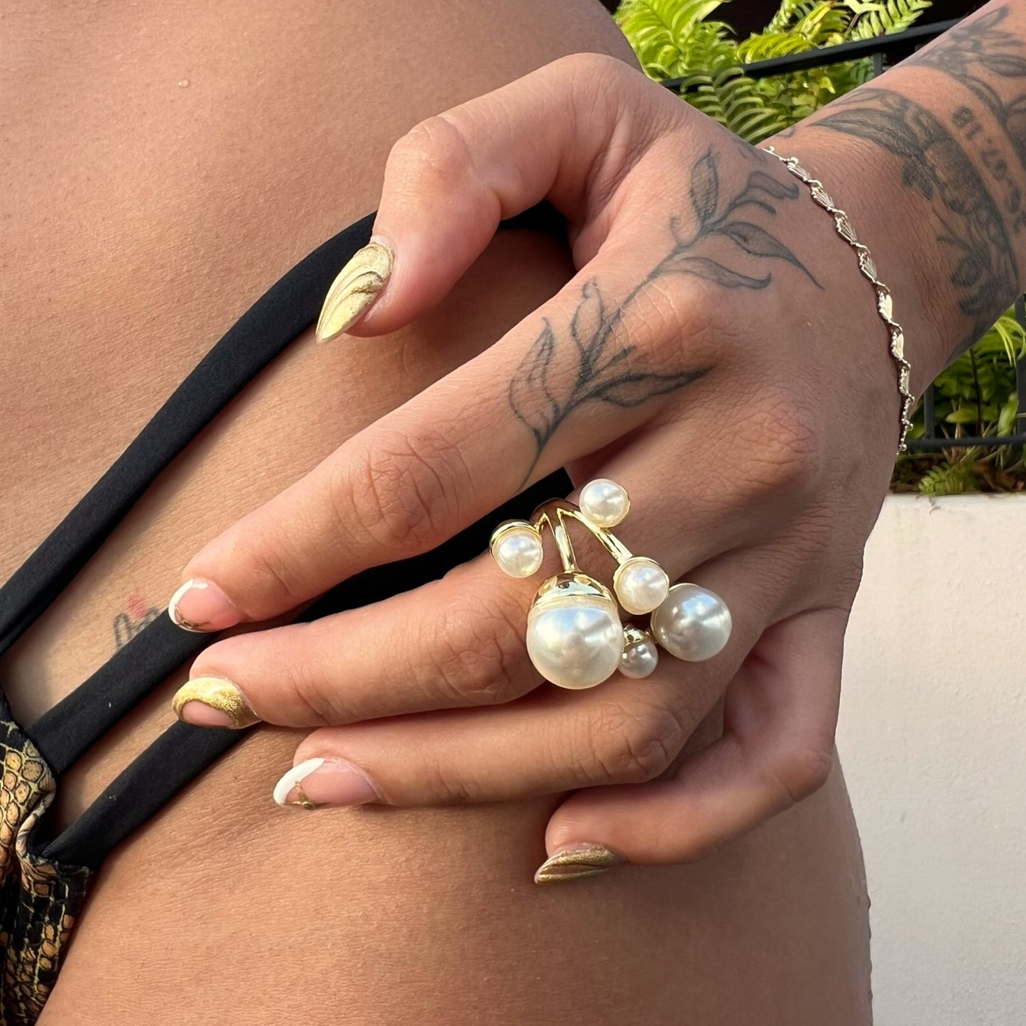 Anillo con diseño de perlas