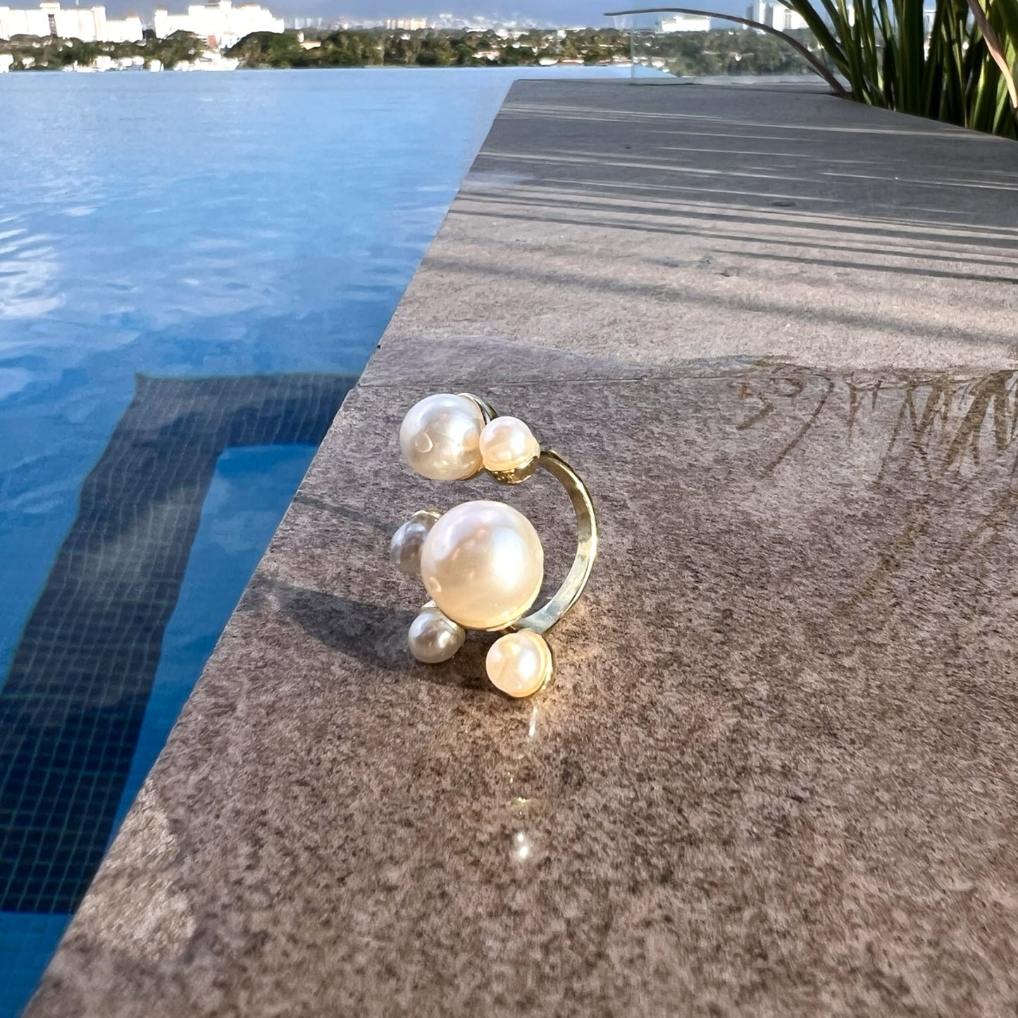Anillo con diseño de perlas
