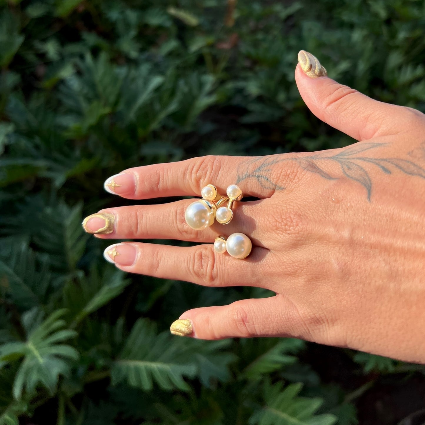 Anillo con diseño de perlas