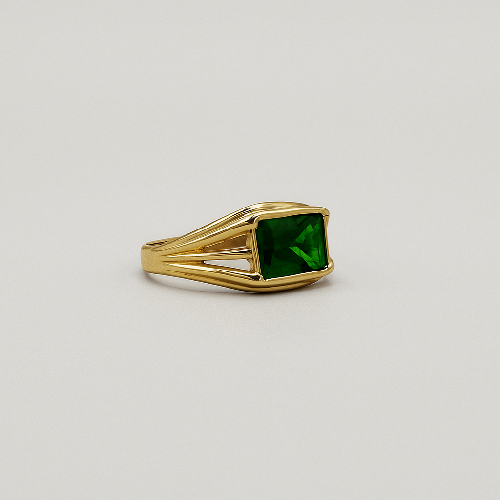 Anillo con diseño de barras sujetando una piedra verde.