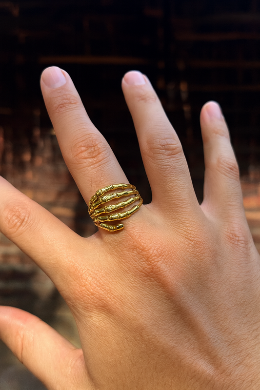 Anillo de mano esquelética