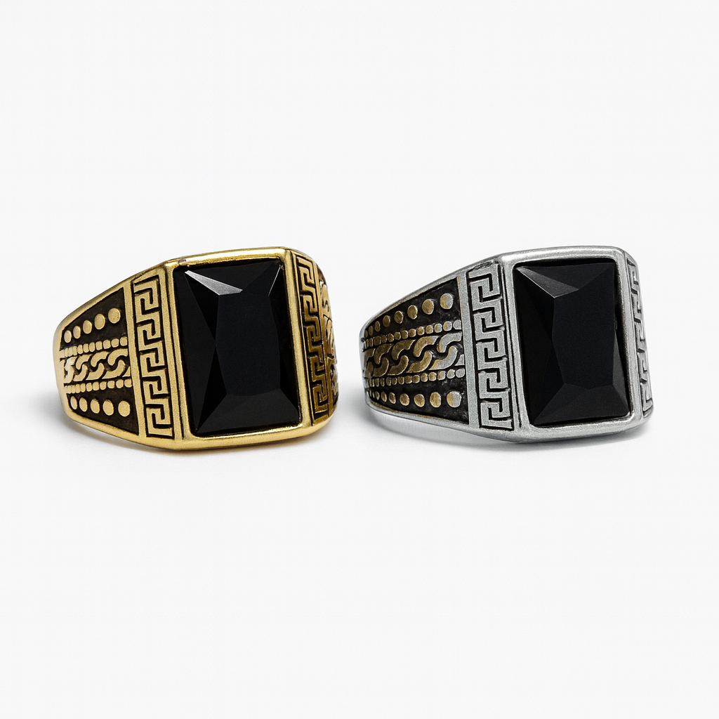 Anillo con piedra cuadrada y grecas con puntos a los laterales