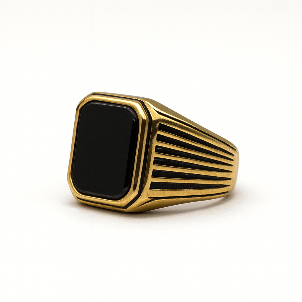 Anillo con piedra cuadrada negra y líneas laterales