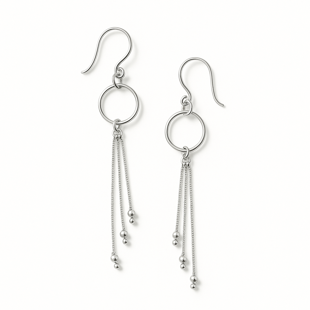 Aretes largos de plata con cadenas finas y esferas colgantes