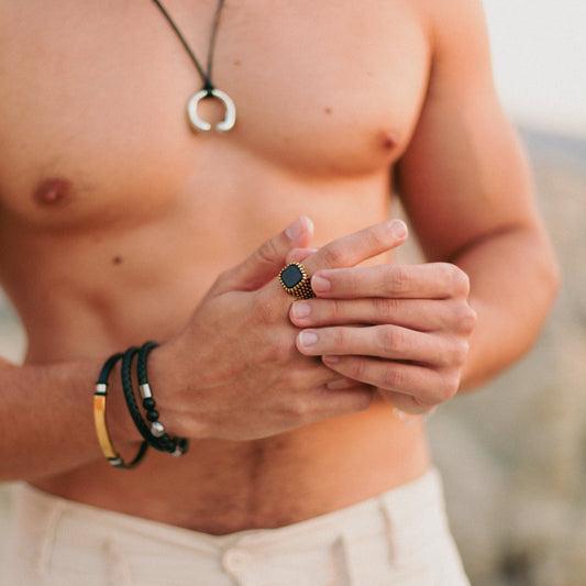 Anillo piedra cuadrada y escamas alrededor