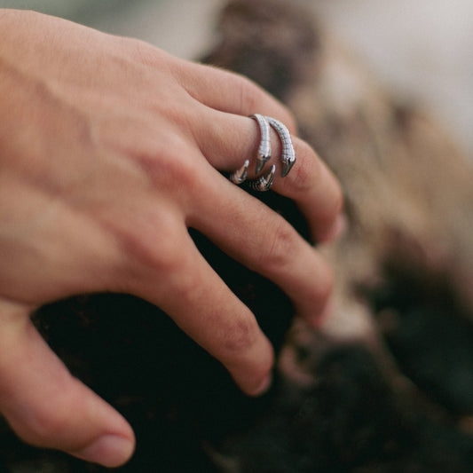 Anillo de garra con escamas
