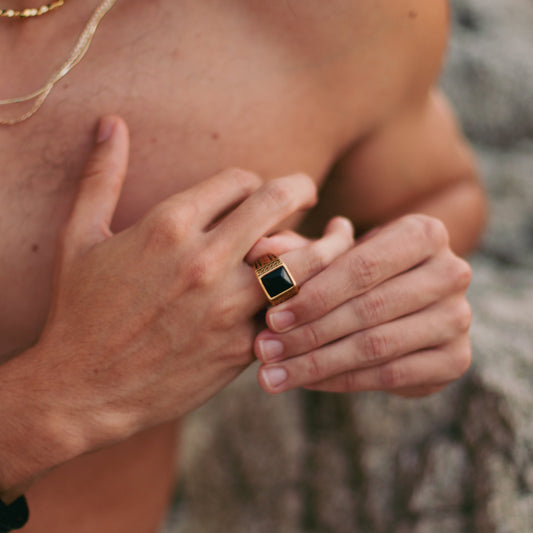 Anillo con piedra cuadrada y grecas con puntos a los laterales